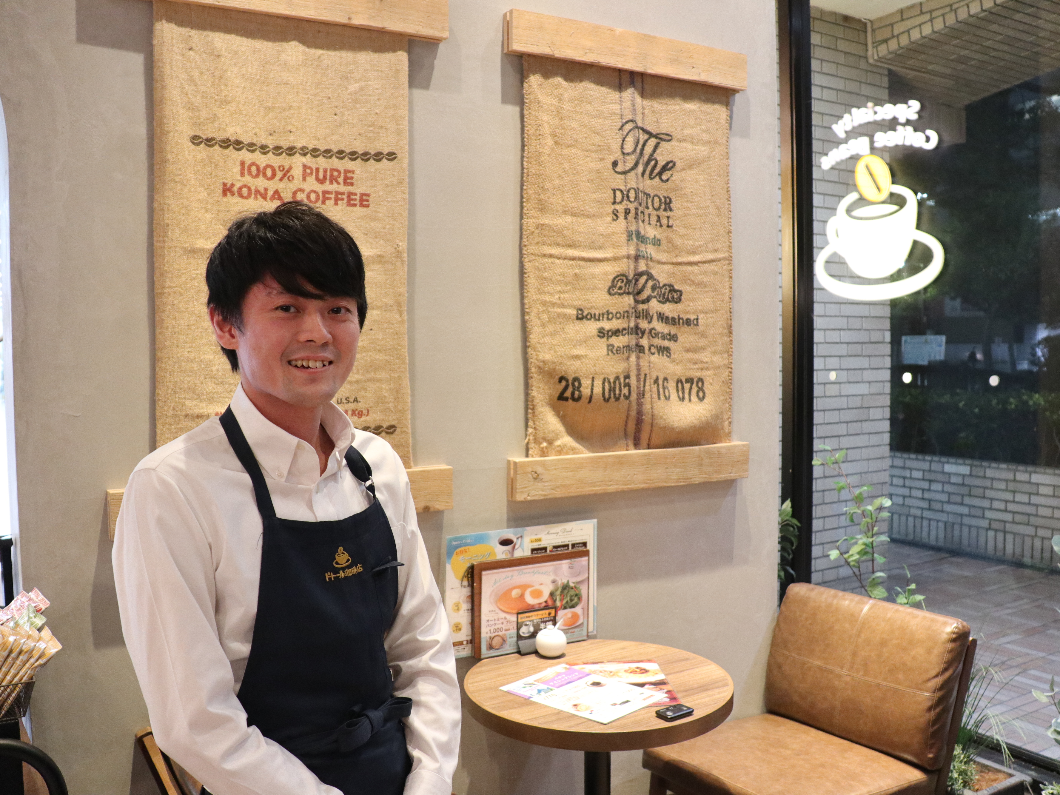 プライム上場企業でカフェの店舗運営／未経験から接客、コーヒーの知識を基本から学べます！