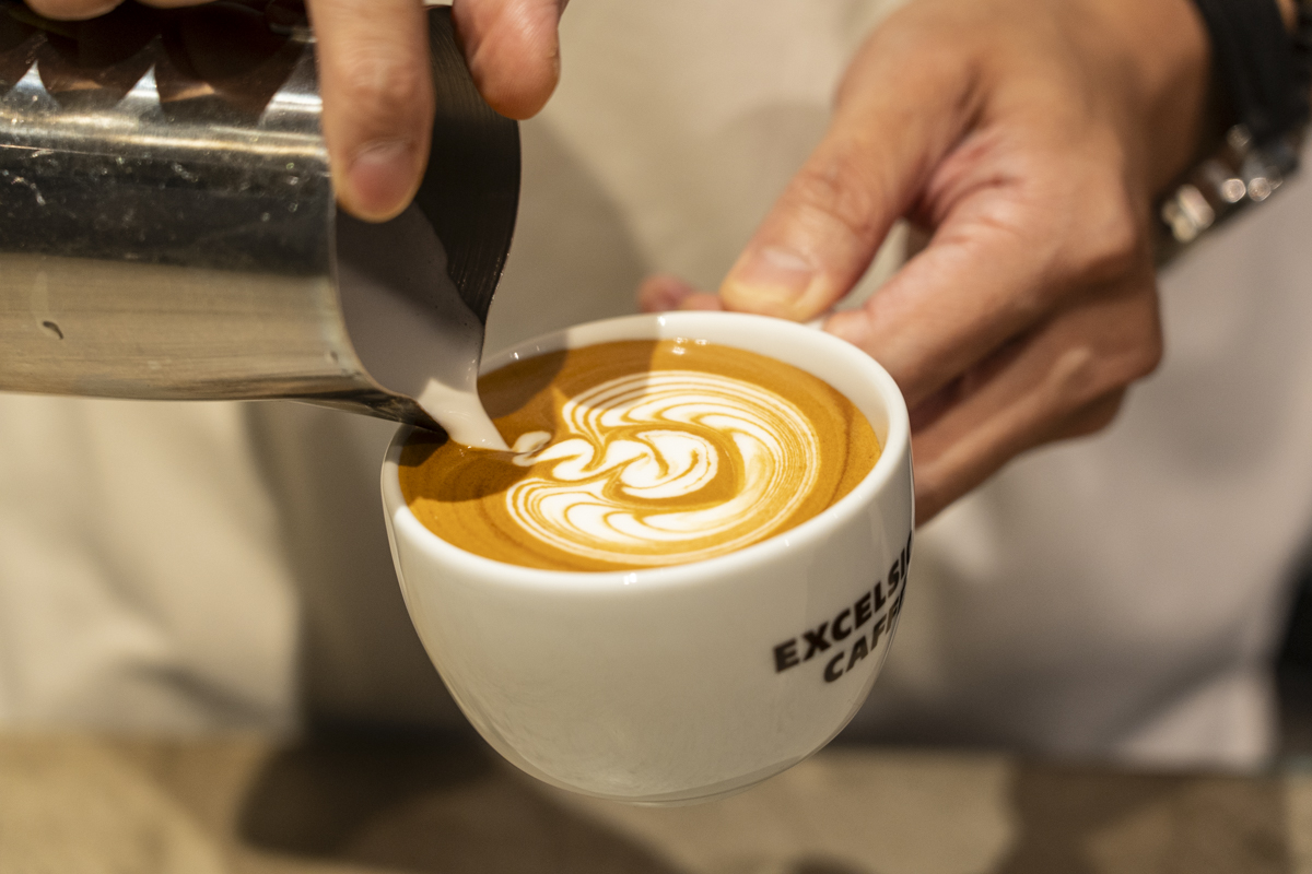 プライム上場企業でカフェの店舗運営／未経験から接客、コーヒーの知識を基本から学べます！